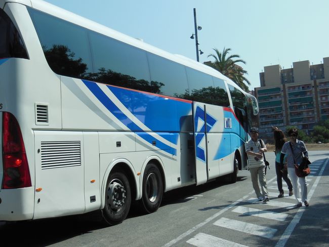 続いてやってきたのは、グエル公園です。<br /><br />私たちが乗っているのは、2人掛けの椅子＋1人掛けの椅子という<br />３列シートのVIPバスだったので、足元も広く、ラクチンでした。<br /><br />