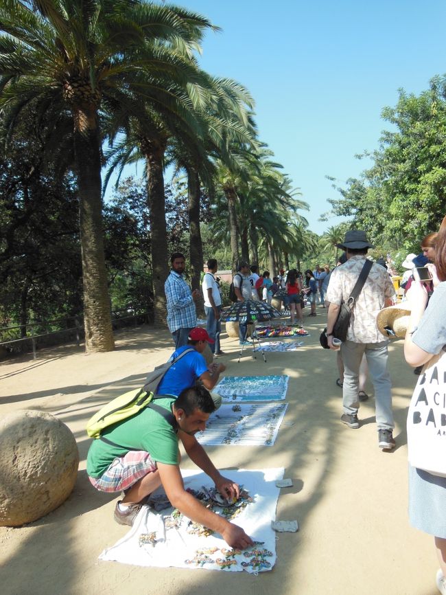 公園までの道筋で道路に布を広げて、アクセサリー等を<br />売っている人たちが大勢います。<br /><br />ガイドさんの話だと、本当は路上で売買するのは禁止<br />されているそうで、見回りの人が来ると、この布を<br />クルクルっと丸めて逃げるそうです。<br /><br /><br />