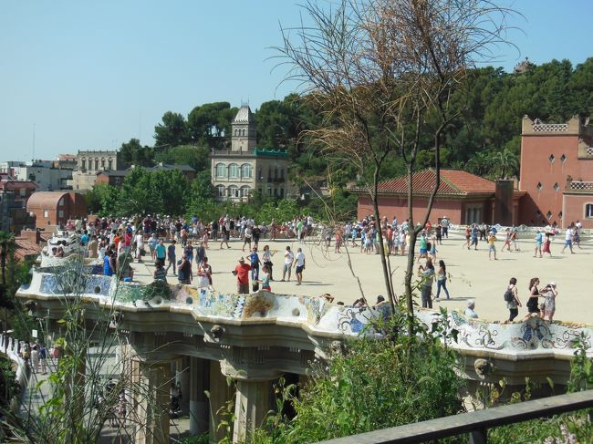 波打つベンチに囲まれた公園<br /><br />