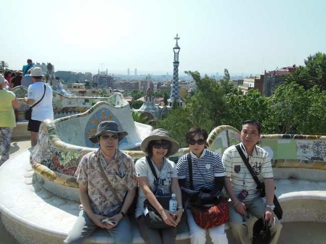 ベンチはモザイクタイルでとってもかわいい！<br />