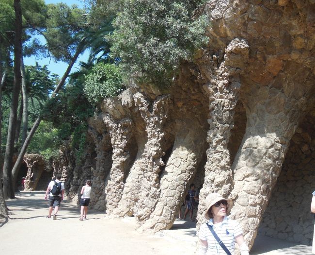 石を積み上げたような回廊。<br />内側はアーケードのようになっていますが、<br />まるで波の中を歩いているように婉曲しています。<br /><br />