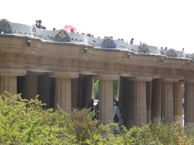 さきほど写真を撮った波のベンチの広場の下は<br />ホールのようになっています。<br /><br />