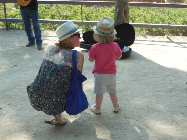 ギターを奏でているお兄さんがいて、リズムに合わせて<br />腰をフリフリしている男の子がとっても可愛くて！！<br /><br />