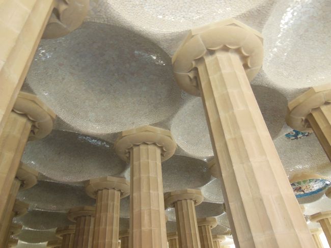 沢山の柱がモザイクタイルの天井を支えています。<br /><br />