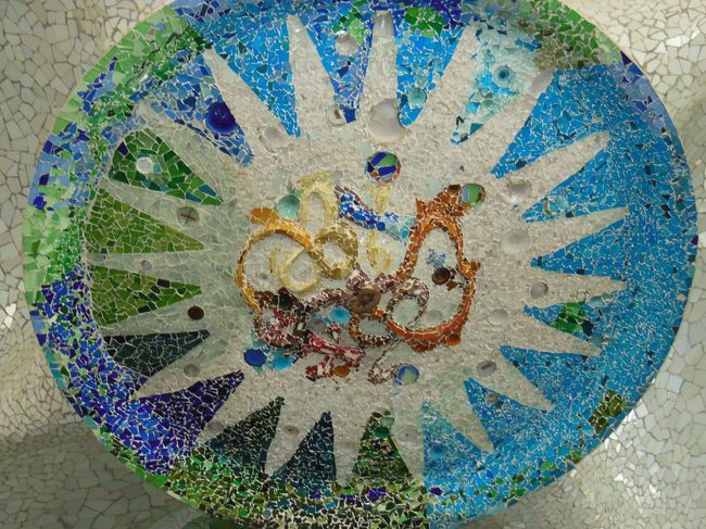 天上にはモザイク画。<br /><br />ガイドさん曰く。<br /><br />これは予算が足りなくなって、色付きの空き瓶等を<br />利用した苦肉の策だったそうです。<br /><br />