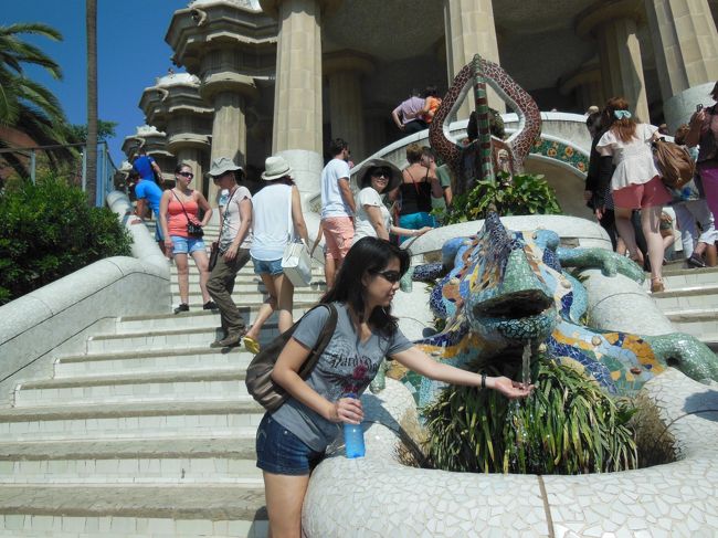 グエル公園のシンボル的存在、トカゲの噴水。<br /><br />回りはいつも記念写真を撮る人でいっぱい。<br /><br />