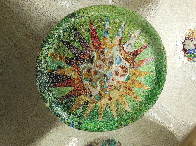 今はお土産とか、このモザイクがバルセロナの<br />名物になっているんですものね。<br /><br />