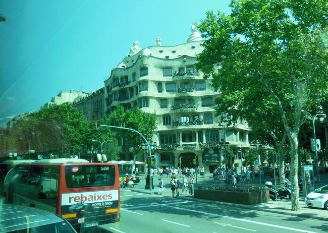 車窓からガウディ設計のカサ・ミラ。<br />ガウディは曲線が好きなのでしょうか・・。<br /><br />