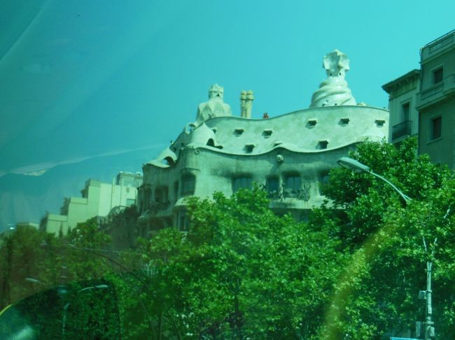 屋上にニョキニョキ建っているのは<br />煙突や通気口だそうですが・・<br /><br />そうは見えませんよね～。<br /><br /><br /><br />