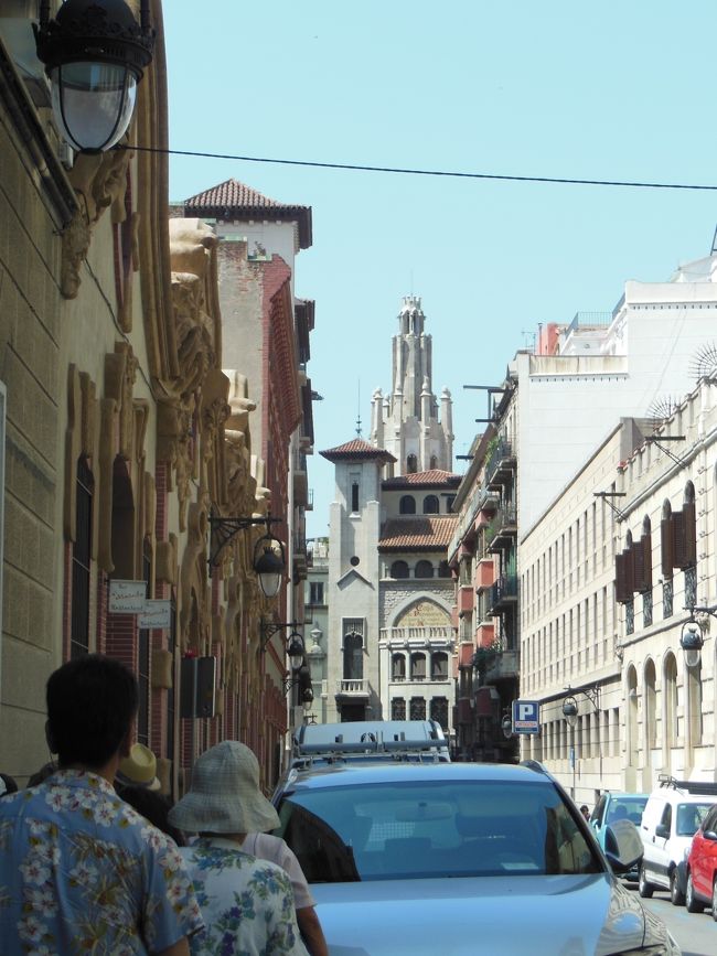 この後、ミロ美術館と世界遺産のカタルーニャ音楽堂へ<br />行ったのですが、朝から見るもの見るものあまりにも<br />素敵で、何も考えずシャッターを切りすぎて・・<br />なんと、お昼を前に電池切れに・・・((+_+))<br /><br />カタルーニャ音楽堂は外からの見学だけでしたが・・・<br /><br />コロンブスの銅像や、ミロ美術館（丘の上）から見た<br />サクラダファミリアとか・・<br />写真を撮ることができませんでした。<br /><br />残念・・・and・・・本当にドジ。<br /><br />この旅行の後、替えの電池を持ち歩くようになりました。<br />（とはいえ、バスに置いたバックに替え電池を入れっぱなしに<br />したりして、未だに時々ドジっていますが・・・）<br /><br /><br />