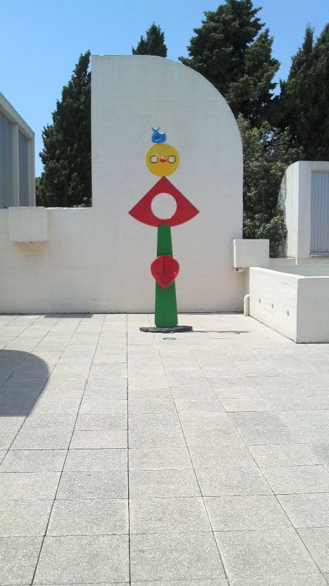携帯で撮ったミロ美術館の屋上のオブジェ