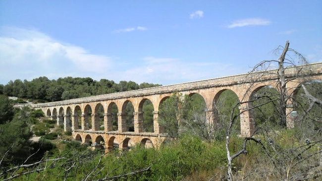 海辺のレストランでランチの後、<br />今夜の宿泊地マッサルファザールへ大移動（約340km）する<br />途中、タラゴナで世界遺産のラスファレラス水道橋を見ます。<br />（本当に見るだけ・・）