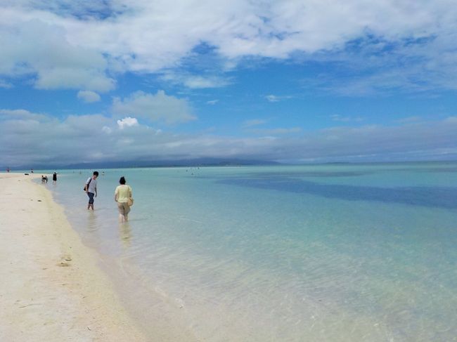 旅行後半は天気も良く竹富島の海は最高だった！<br /><br />因みに竹富島では泊まらず石垣港へ戻ってホテルで夕食。