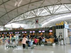 仁川(インチョン)国際空港

アジア最大級のハブ空港と言われる韓国の仁川国際空港。
想像以上にデカくて立派でした。

さて、本来の乗継であれば、入国はせずそのまま次の飛行機を待つのですが、なんせ次の便まで約7時間もあるもんですから、一旦入国。
そしてネットで調べておいた、トランジット者専用の、さっくり1時間で戻ってこられる最短ツアーに参加しました。（無料）
街に出るツアーも勧められたのですが、初めての空港だし、なんせ旅行も始まった所で、まだ本来の目的地にも着いてないので、多少ゆとりを持ちたいな～ってことでこれだけにしときました。

参加には、乗継だということがわかるように、前に乗った便のチケットの半券と次に乗る便のチケット、そしてパスポートが必要です。