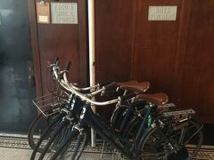 エースホテルのラウンジで無料で貸し出されている自転車に乗ってお出掛け

スタッフに自転車を借りたいことを伝えると、簡単な書類にサインします。
スタッフがタイヤの空気を確認してサドルの高さを調整してくれます。