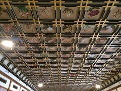 「傘松閣」の花鳥図すごいですねぇ
前回はここの別室の待合室みたいなところで待っていて
法要だったからじっくり見ていないので
じっくり見られてちょっと感動



