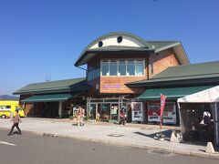 今回のボンビー旅行は基本高速道路は使わないと思っていましたが
福井県から滋賀県へは高速ワープ

木之本で拘束を降り琵琶湖の湖岸道路を南下します
でもって道の駅で小休憩

びわ一のサイクリストが多いですねぇ

最近ロードに乗っていないなぁ
まぁびわ一するほどの脚はもうないか･･･
