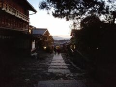 妻籠宿を後にして次は、馬籠宿。到着したのは17時。すでに周囲は暗くなっており、お店もみんな閉まっており、歩いているのは外国人ばかり。この宿場町は坂にあるので、景色が妻籠宿とは全く異なる風情で面白い。自転車を押しながら、宿場町を抜ける。