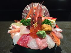 朝昼兼用でお寿司を食べたいな、と思い、
いろいろ調べて山さん寿司に伺いました。
１０時過ぎだったためか、行列もなく、すんなり入れました。
平日限定メニューなどはなく、
一番人気の海鮮丼２７００円をいただきました。
海老がおいしかったです。