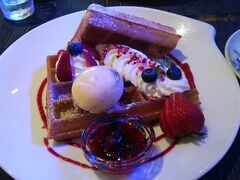 雨が降ってきたので夢風ひろばのお店でスイーツ休憩！
このお店は２回目の訪問ですが
ワッフルは絶品！