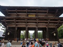 東大寺に入ってみることにしました。
修学旅行で行ったなぁ・・・
でもあまり覚えていないです。
こちらは南大門。
国宝です。