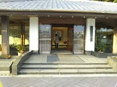 こちらは御木本幸吉記念館。
世界のミキモトを作った御木本幸吉の生涯について展示しています。

この建物の周りにあるお庭も日本庭園になっていて落ち着きます。