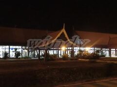 アンコールワットの玄関口、SIEMREAP国際空港に到着。
(確か夜22時過ぎぐらい)
アンコールワットによるアンコールワットのための空港です。

出国ロビーは、さすがというかなんというか、結構賑わって色々あるのですが（拡張工事中）入国はしょぼいっす。

飛行機降りたら徒歩でターミナルへ。
ビザが無い人はカウンターで取得します。
私たちは事前にビザをゲットしてきたのでスルーして、暇を持て余しているイミグレを通過。

ビザは無理して日本で取らなくても、必要な書類一式さえ持っていればカウンターでお金を払って難なくゲットできるので(しかも現地の方がレートにもよるが安い)、わざわざ大阪の領事館や東京の大使館などまで出向いて取る必要はないかと思いますが、私たちは一応ツアー（ホテル＆AIRチケット＆空港⇔ホテル送迎）参加なので、旅行会社から「ビザは事前に日本で取得して下さい」とのお達しがあったため、先にゲットしました。
大阪在住なもんで、職場からなら領事館もそこまで遠くないので楽でしたけど。
 （書類を提出した時の領事館の対応がまぁ塩も塩で、企業だったら即クビレベルでしたけどね）

そしてガイドさん（送迎だけですが）と会い、
もう1組カップルが揃った所で車でホテルへと移動。