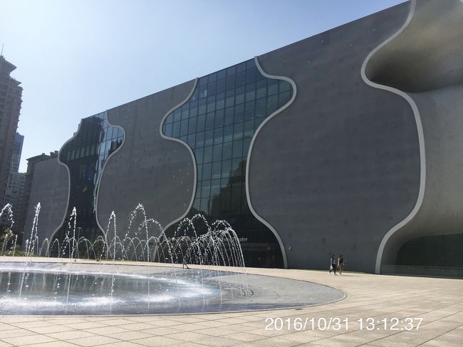 朝馬で降りてまず向かったのが臺中國家歌劇院。<br />気温31度。