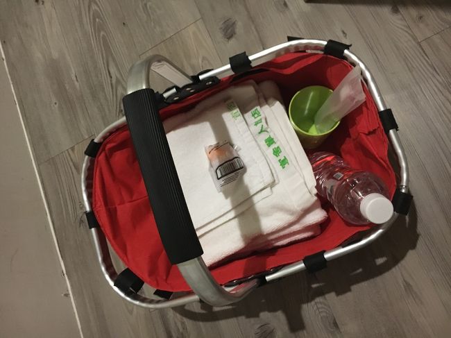 バスタオル、フェイスタオル、歯ブラシ、コップ、耳栓、ミネラルウォーター1本。