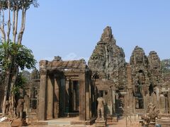アンコールワット観光は午後からってのが定説らしく(午前は逆光で上手く写真が撮れない)、まずは、歴代王の中で最も輝かしい功績を残したとされる、ジャヤヴァルマン7世が建てた城塞都市、アンコールトムから。

アンコールトムというんは「大きな町」という意味らしく、こちらは、そのアンコールトムの中心にある、バイヨン。
「美しい塔」の意味を持つ、ヒンドゥー教と仏教が入り混じった寺院。

あちこちに修復作業が行われている形跡がありましたが、上智大学が行っているらしいです。