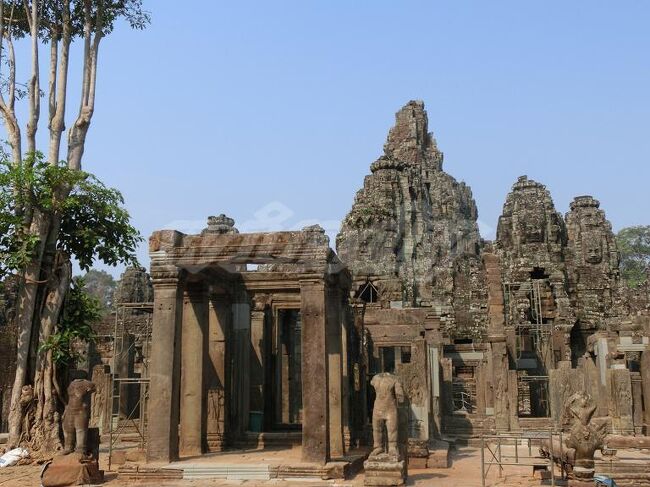 アンコールワット観光は午後からってのが定説らしく(午前は逆光で上手く写真が撮れない)、まずは、歴代王の中で最も輝かしい功績を残したとされる、ジャヤヴァルマン7世が建てた城塞都市、アンコールトムから。<br /><br />アンコールトムというんは「大きな町」という意味らしく、こちらは、そのアンコールトムの中心にある、バイヨン。<br />「美しい塔」の意味を持つ、ヒンドゥー教と仏教が入り混じった寺院。<br /><br />あちこちに修復作業が行われている形跡がありましたが、上智大学が行っているらしいです。