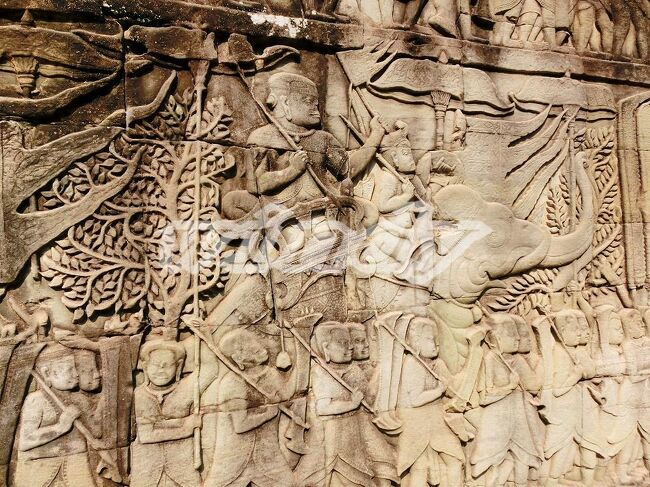 描かれているレリーフ。<br /><br />戦いに行く際のクメール軍の行進。象に乗っているのが王様です。