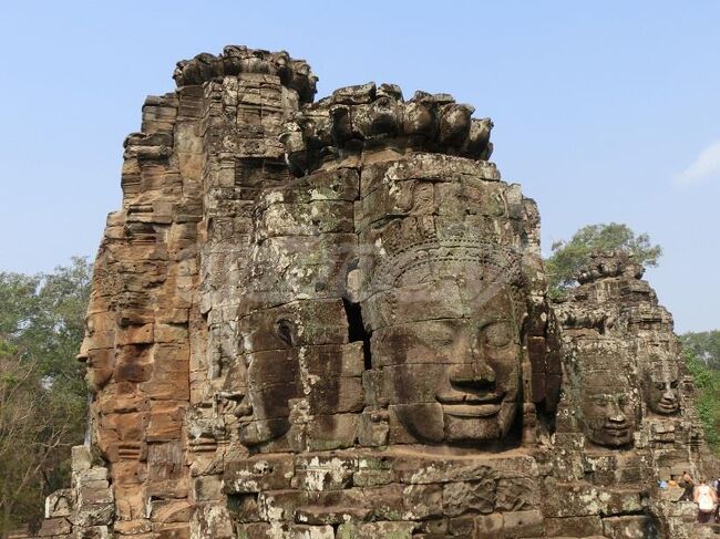 こちらがバイヨンの目玉<br />【クメールの頬笑み】と呼ばれる巨大な四面仏塔の一群。