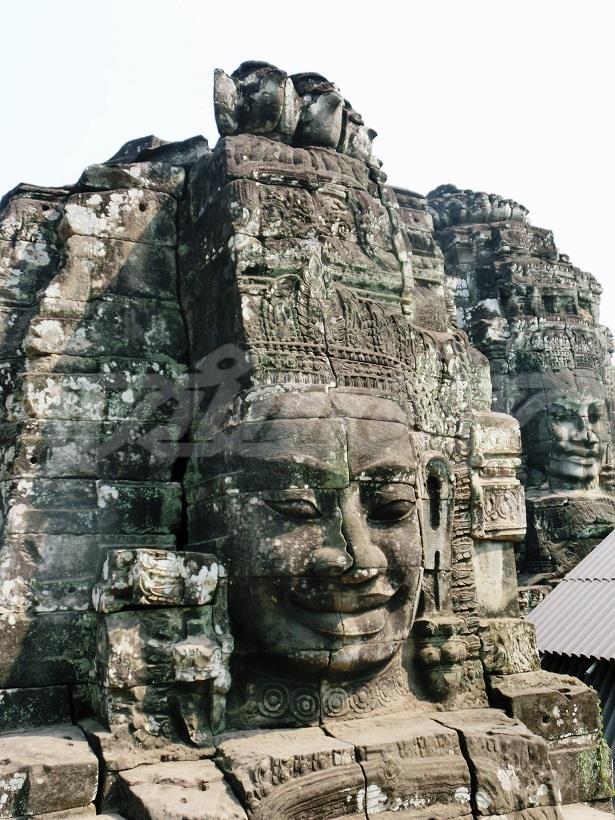 観世音菩薩の顔、ということですが、ここを建てたジャヤヴァルマン7世の顔を模している、とも言われているそうです。