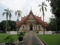 　次に見学したのは Wat Si Ubon Rattanaram という寺院です。こちらはウボンラチャタニ国立博物館のすぐ近くにありエメラルドの仏像があるとのことです。