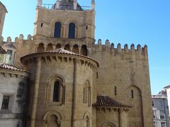 ふもとへ降りる途中の旧大聖堂。