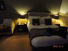 夕刻ポルトに到着し、クラウン・プラザ・ポルトに宿泊。この日は夕食がついていませんでした。ガイドさんと一緒にレストランに行くこともできたのですが、私も含め大半の参加者はホテル向かい側のスーパーで土産を買いながら惣菜を買って済ませていたようです。