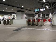 「MRT　CC５番　Nicoll　Highway駅　改札」

新しい駅なのでしょうか？
とてもキレイな駅でした。





