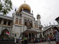 「Bugis　Sultan　Mosque」

ＭＲＴブギス駅から徒歩１５分ほど歩き、
「サルタン・モスク」へやって来た。

立派なモスク
中からコーランの声が聞こえてきたが、入場せず。


