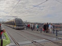 メトロ（地下鉄）と歩道橋が共用のドンルイス1世橋。世界遺産のポルト歴史地区に含まれています。