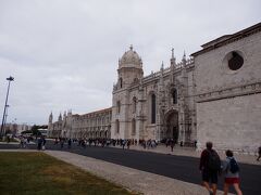 2日目です。本日はリスボン市内の西部に位置する世界遺産の宝庫・ベレンに向かいます。
日の出前に目が覚めてしまい寝不足だったけど、二度あるかわからない機会。そのまま寝てるわけにはいかず、ホテルで朝食をすませて、ベレン行きの市電に乗るため、フィゲイラ広場へ。
15番の市電はオフシーズン間近だというのに観光客で満員！奇跡的に座れたので、そのままウトウト寝ること30分ほど、乗客が一気に動く音で目が覚めると、いきなり現れたのが写真のジェロニモス修道院！

なお、天気はご覧の通り曇り空もくもくでイマイチでした。。
