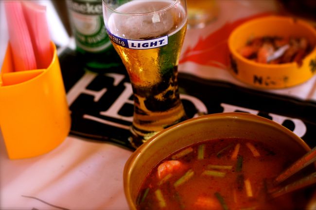 超早朝、バンコクに着。<br />すぐに楽しみにしていたカオサン通りへ。<br />早朝すぎてほとんどお店が閉まっている。<br />開いていたアメリカンなレストランに入りビール&amp;トムヤムクン!!!!<br />トムヤムクン酸っぱすぎて全然美味しくない笑<br />けど、ここがバンコクかぁ…非現実的な幸せすぎる朝を過ごす。