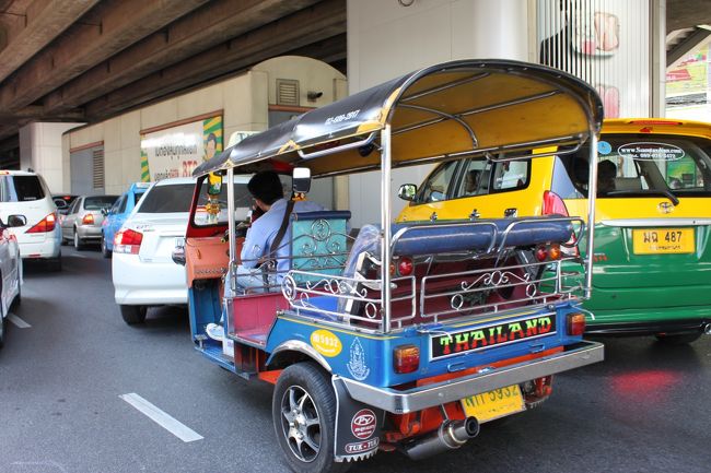 バンコクの旅では欠かせないトゥクトゥク。<br />この旅では相方が面倒くさがりと言う事もありめちゃくちゃ乗りました。<br />ただ色々騙されるはめに。。<br />良いとこ連れてくからと無理矢理乗らされ高級仕立て屋さんへ（ありがちw）。<br />有名なシーフードレストラン（ソンブーンだったかな？）へ連れて行ってというと明らかに違うさびれたシーフードレストランへ。。。<br />色々勉強にりました。汗