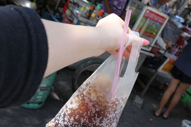 街の屋台でコーラを頼むとまさかの袋w<br />色々衝撃でした。
