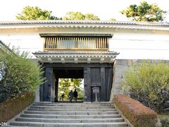 小田原城　常盤木門

昭和４６年(1971)に復元。
小田原城本丸の正門にあたり、最も大きく堅牢に造られています。
２つの多聞櫓と渡櫓門からなる枡形門で、前面には「坂口門」がありました。
本丸の名松「巨松」になぞらえて「常盤木門」の名が付けられたといわれています。