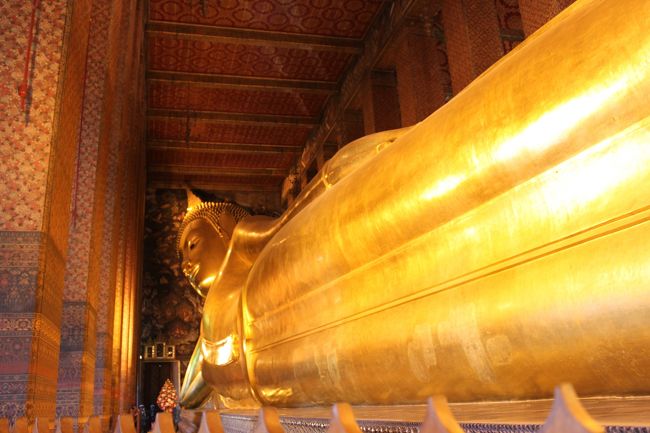 まずは定番のワット・ポー大寝釈迦仏。<br />よくガイドブックとかで観てたので本物をみて感動。<br />写真に収まらないくらい大きいんです！！！