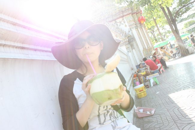 １月にも関わらずタイは暑すぎてワットポー付近で帽子購入。<br />日本では絶対かぶらないやつ。。<br />ヤシの実ジュースを購入するも全然美味しくなく、もはや写真用（笑）