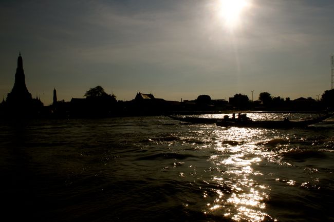 観にくいですがワットアルン。<br />チャオプラヤ川を船で渡っている際に撮影したもの。<br />観光客で船はいっぱい！<br />サンセット位の時間でしたがとても趣があって奇麗でした。<br /><br />その後、アジアンハーブアソシエイションでオイルマッサージ。<br />写真は撮り忘れてしまいました汗<br />清潔感・高級感・コスパ◎<br />バンコクに行った際はまた行きたいくらい。<br />ただ、少し外れに会ったのでタクシー代が高かった汗