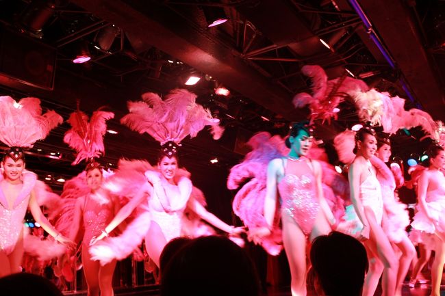 夜は、お決まりのニューハーフショーへ。<br />エイシア内にあるカリプソ・キャバレー。<br />早めにいってチケットをとっておくのが吉。<br />観光客でいっぱいでした。。。<br /><br />店内は、高級感があってなかなかいい雰囲気。<br />ショーの構成もニューハーフの方々もクオリティが高く本当に面白かったです。<br />最後に記念写真を撮れるが要チップ。<br />ちなみに相方は、撮ってました。おそらく100B～。<br />私は撮らなかったけど、折角だから撮っておけばよかった。<br />後悔。笑