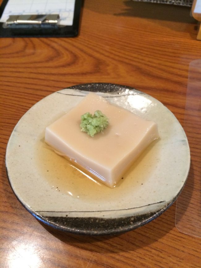 頼んだのはお昼せっと。<br />最初にきたのは胡麻豆腐。